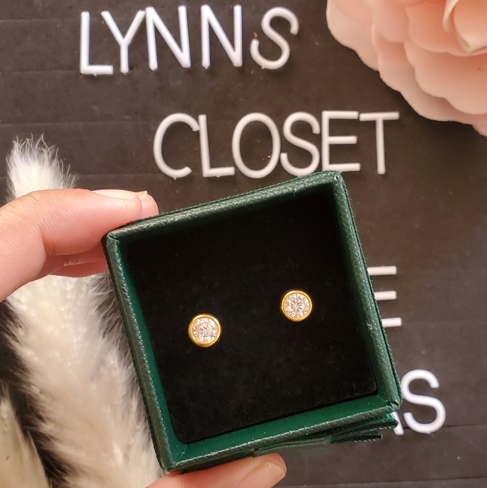 SOLD: 18K Real Saudi Gold Stud Earring - Picture 1 of 6